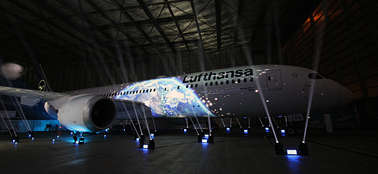 Die illuminierte Boeing 787 während ihrer Präsentation